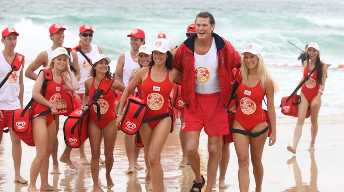Der frühere „Baywatch“-Darsteller David Hasselhoff (M) posiert am 03.01.2011 am Bondi Beach in Sydney (Australien). Hasselhoff feiert am 17. Juli 2017 seinen 65. Geburtstag.&nbsp;