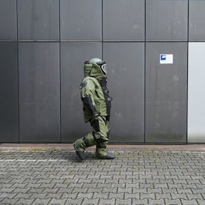 Ein Entschärfer im Bombenschutzanzug geht während einer Demonstration einer Übung des Landeskriminalamts Baden-Württemberg Wand entlang.