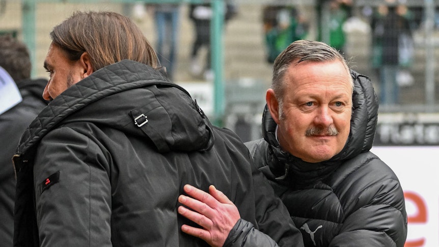 Der nächste, bitte! Nach einem Jahr ist die Zusammenarbeit von Roland Virkus (r.) und Daniel Farke bei Borussia Mönchengladbach beendet. Das Foto zeigt den Manager und seinen Ex-Trainer am 4. März 2023.