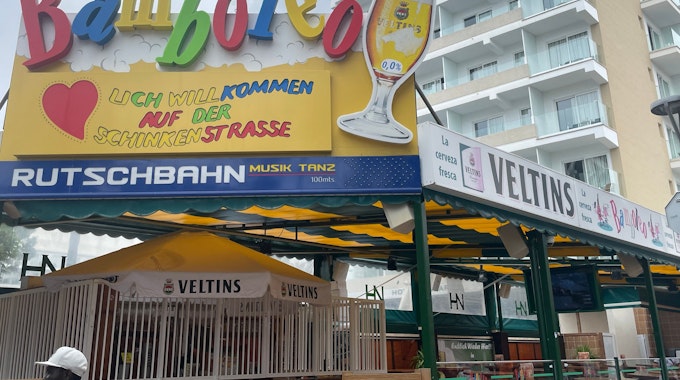 Ein großes Schild verweist auf die Partymeile, die Schinkenstraße, am Ballermann auf Mallorca. Das Foto wurde am 3. Juni 2023 aufgenommen.