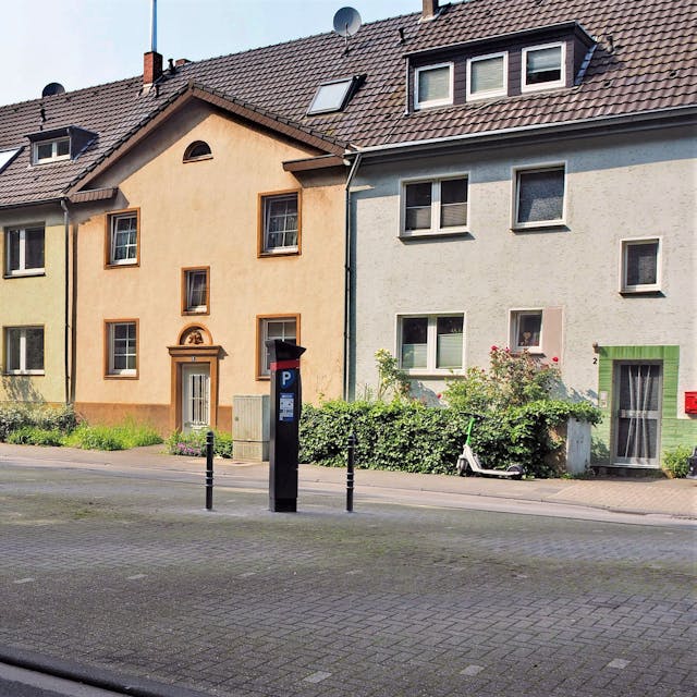 22.05.2023, Köln-Zollstock, Im Mai wurde eine neue Parkuhr an der Kendenicher Straße am Südfriedhof aufgestellt.