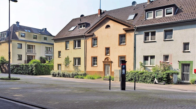 22.05.2023, Köln-Zollstock, Im Mai wurde eine neue Parkuhr an der Kendenicher Straße am Südfriedhof aufgestellt.