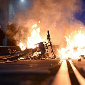 Eine Barrikade brennt im Stadtteil Connewitz in Leipzig.&nbsp;