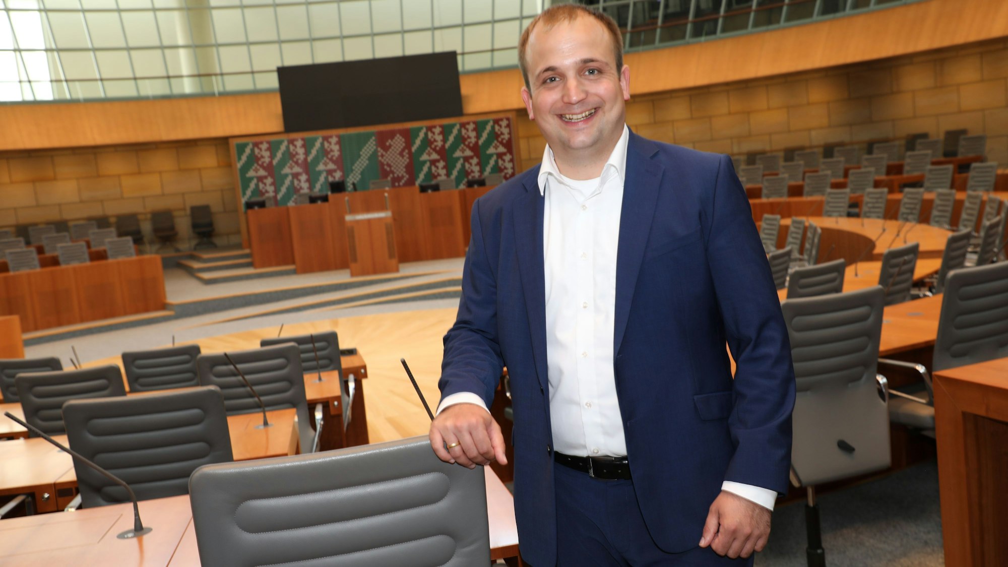 Abgeordneter Martin Lucke aus Bergisch Gladbach steht im Plenarsaal des Düsseldorfer Landtags.