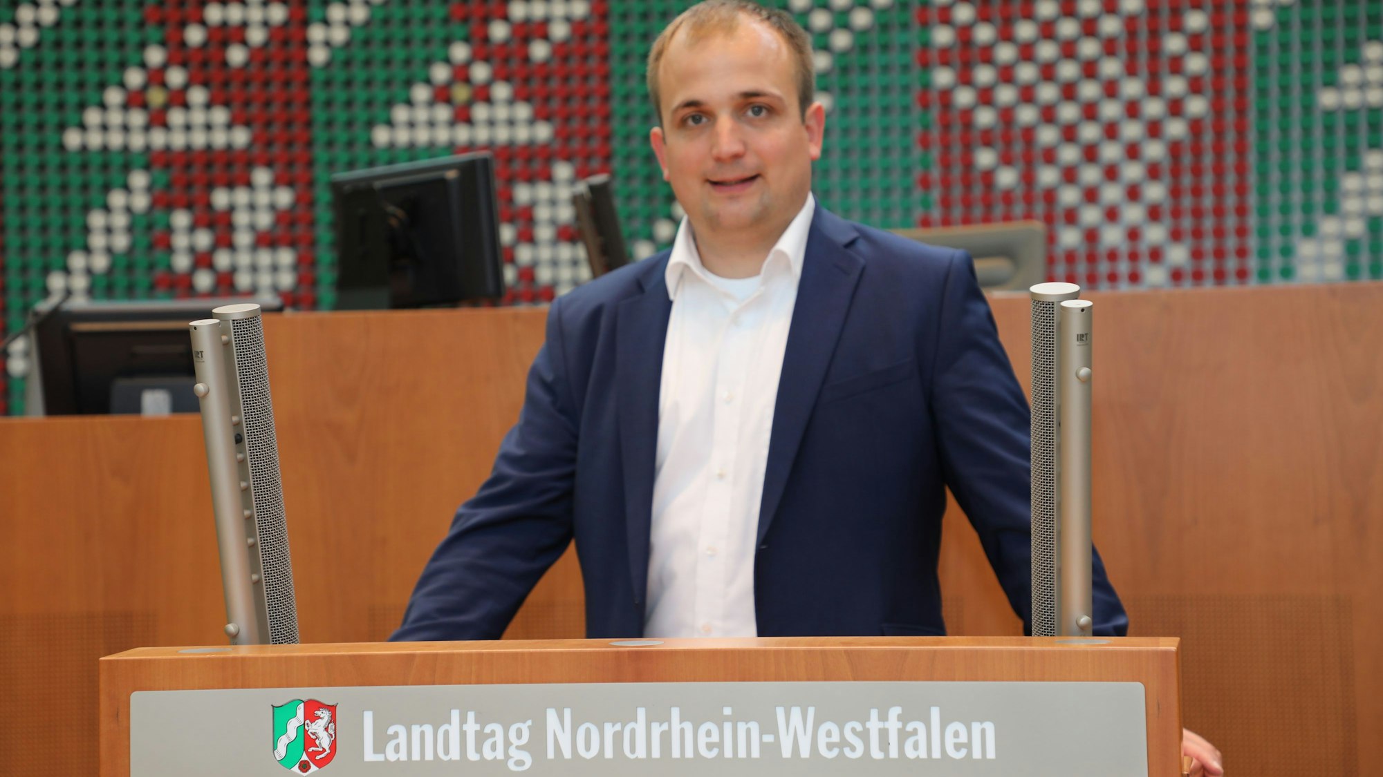 Landtagsabgeordneter Martin Lucke (CDU) aus Bergisch Gladbach steht am Rednerpult des Düsseldorfer Landtags.