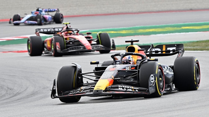 Max Verstappen fährt im Rennen der Formel 1 vorneweg.
