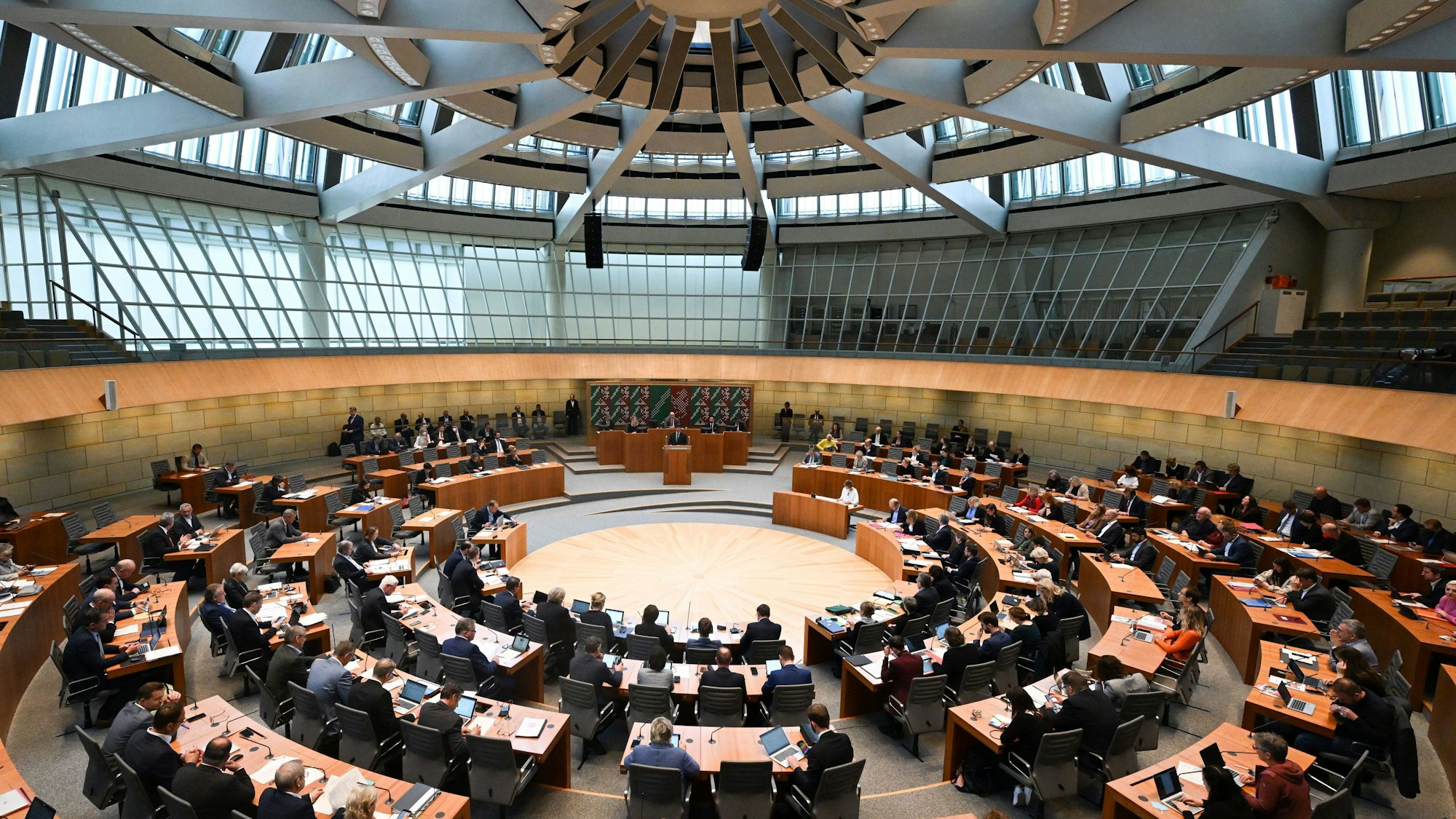 Blick in den Landtag in NRW. Das Land zahlt rund drei Millionen Euro für elf Landesbeauftrage, ihre Mitarbeiter, Räume und Sachmittel. (Symolbbild)