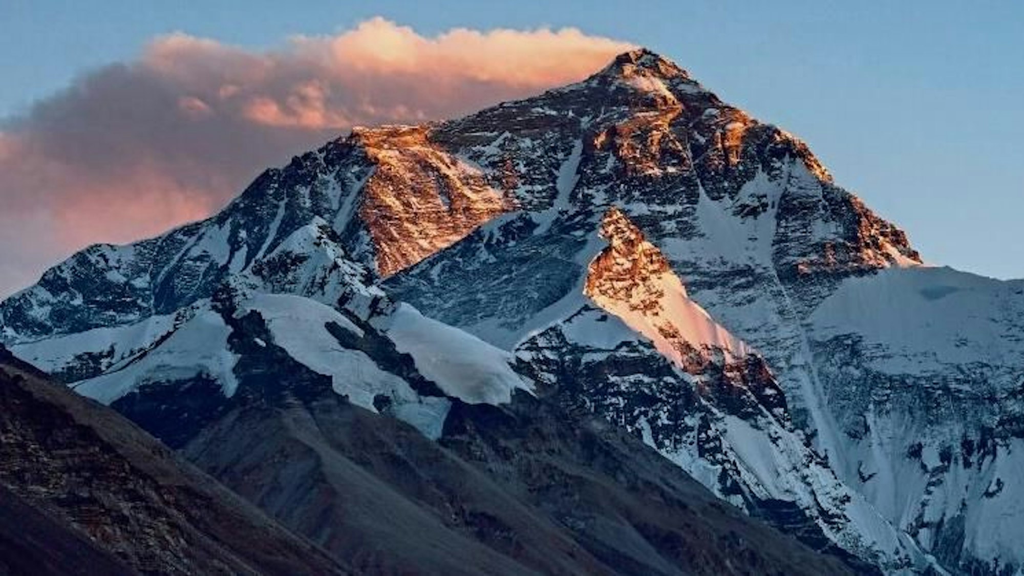 Der Mount Everest im Sonnenuntergang.