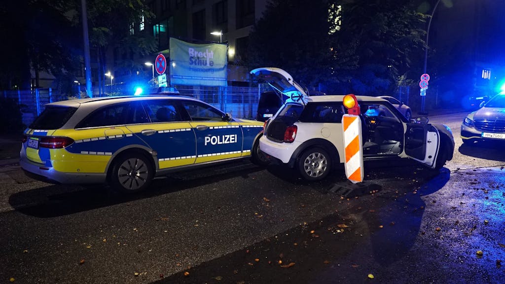 Beim Stoppen eines flüchtigen Autos durch die Polizei ist es zu einem Unfall gekommen. Außerdem haben die Beamten im Kofferraum eines Autos geöffnet, hier im September 2020 in Hamburg.