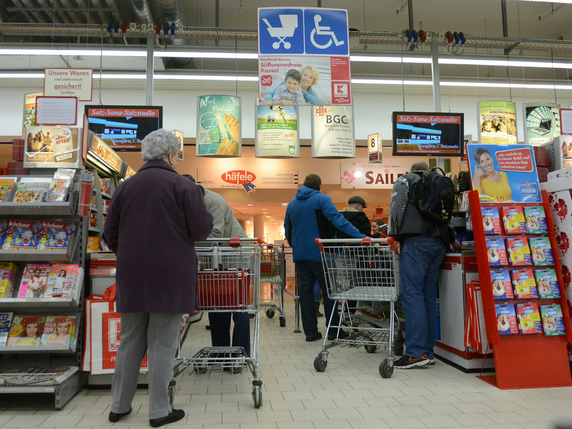 Kundinnen und Kunden stehen in einer Kaufland-Filiale in Stuttgart mit ihren Einkaufswägen an der Kasse, hier im Februar 2014.