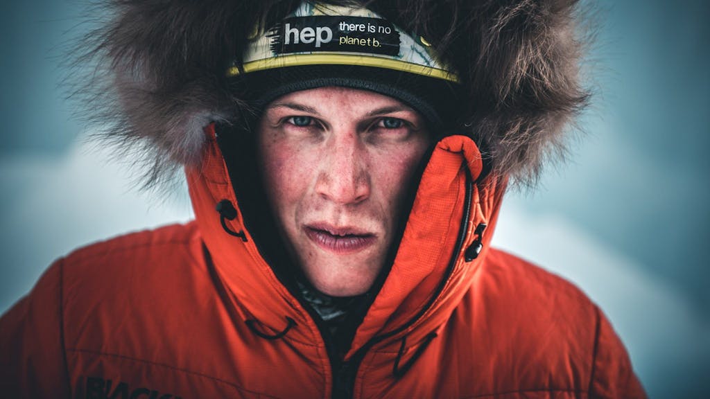 Bergsteiger Jost Kobusch mit Kapuze auf dem Kopf.