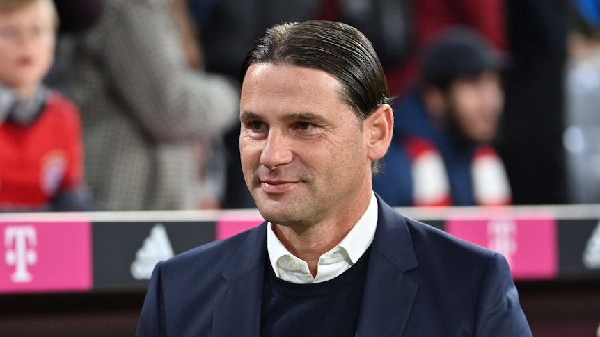 Das ist der neue Cheftrainer von Borussia Mönchengladbach: Der Schweizer Gerardo Seoane. Hier zu sehen am 30. September 2022 in der Münchner Allianz-Arena. Er lächelt