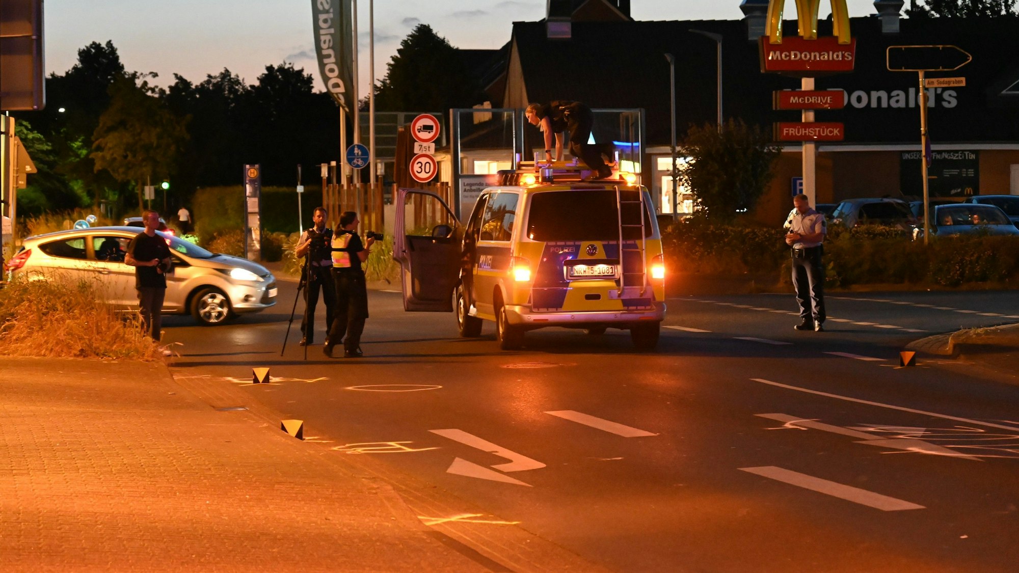 Nach dem schweren Unfall in Bergheim am Samstagabend untersuchen die Polizistinnen und Polizisten die Unfallstelle.