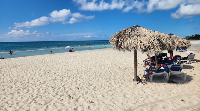 Der beliebte Strand des kubanischen Urlaubsortes Varadero mit Palmenschirmen, hier im Mai 2023.