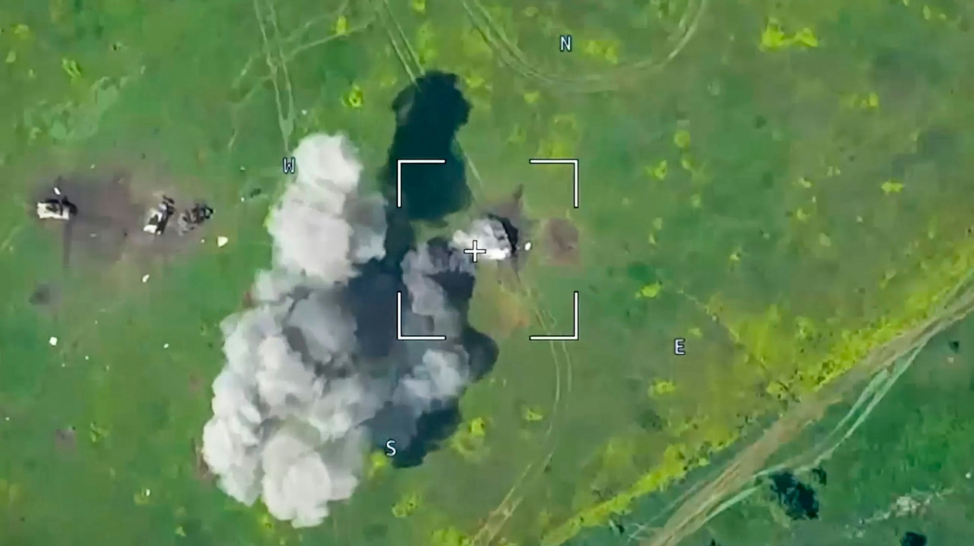Dieses Standbild aus einem vom Pressedienst des russischen Verteidigungsministeriums am Montag, den 5. Juni 2023, veröffentlichten Video soll nach russischen Angaben ein ukrainisches Militärfahrzeug zeigen, das während eines Gefechts in der Ukraine getroffen wurde.