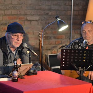 Musikalisch begleitet von Vladi Nowakowski (rechts) präsentierte Rich Schwab bei einer Krimi-Noir-Lesung Auszüge ihres gemeinsamen Romans „Folker hört die Signale“.