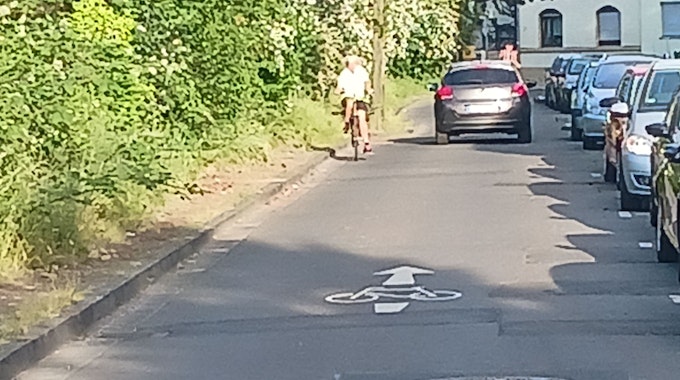 Auf einer Fahrradstraße Talweg in Troisdorf Oberla finden sich schadhafte Markierungen.&nbsp;