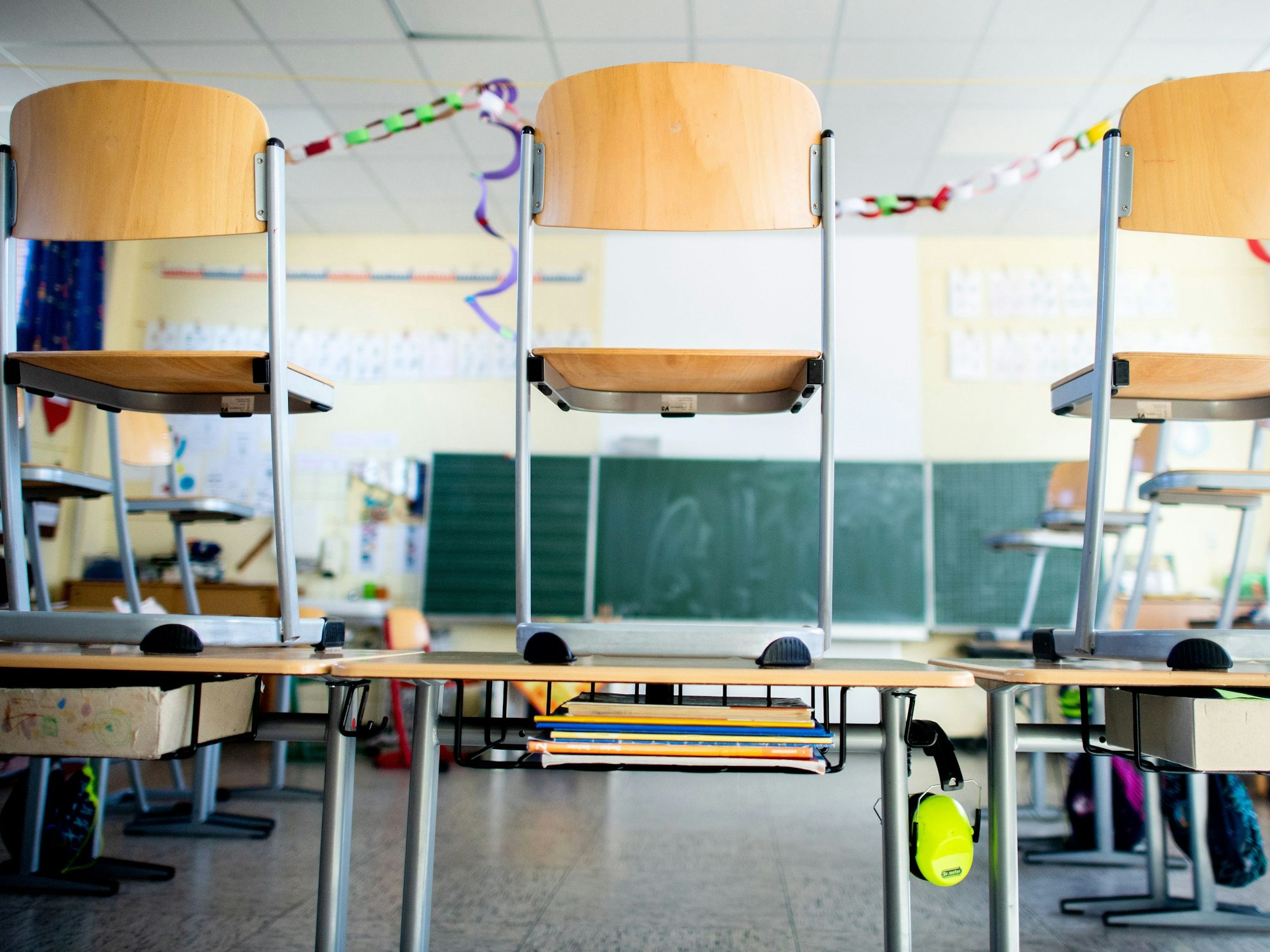 Ein leeres Klassenzimmer in Niedersachsen.
