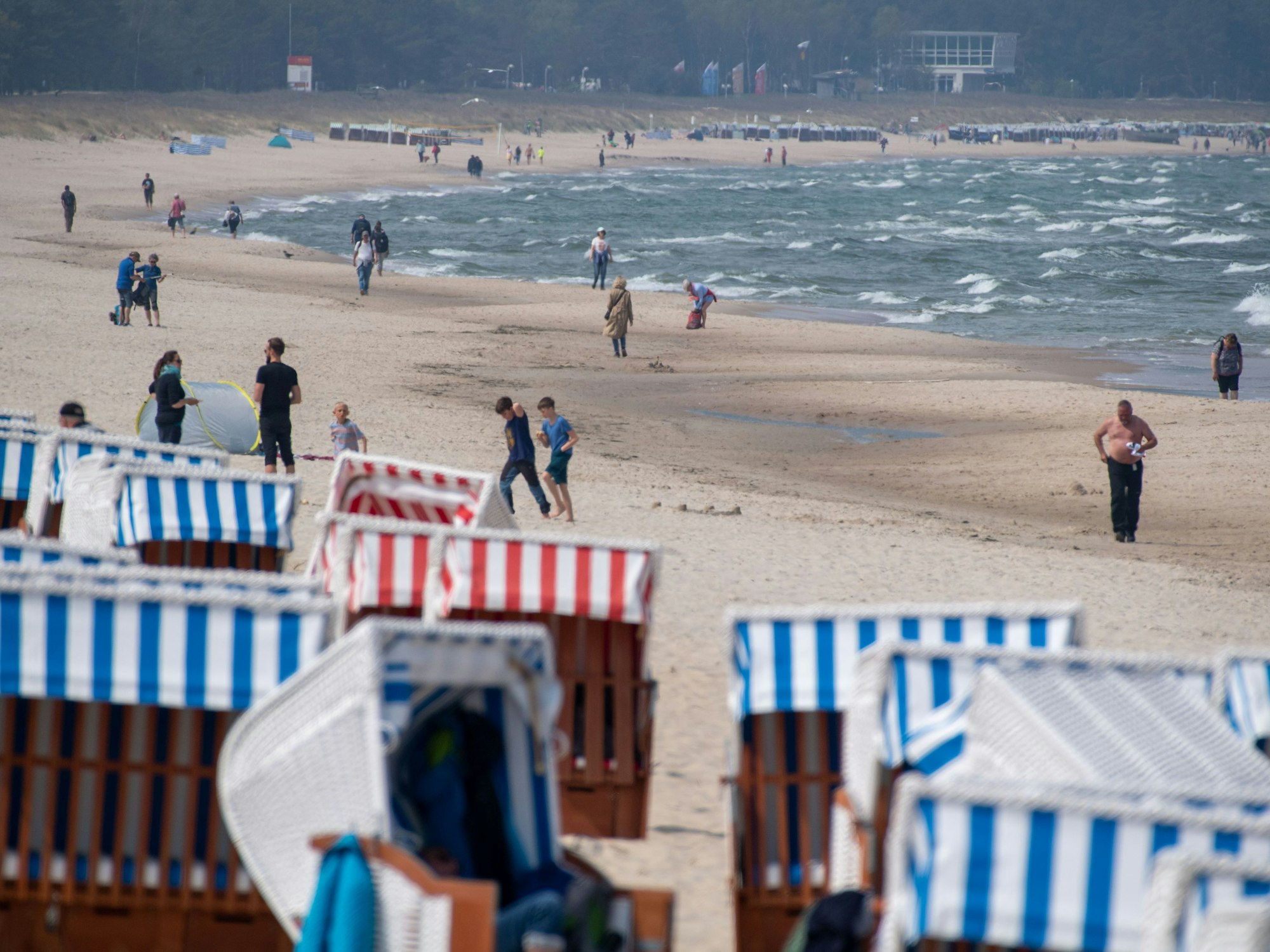 Strandkörbe stehen bei sonnigem Wetter am Strand des Ostseebades Göhren auf der Insel Rügen, hier im März 2023.