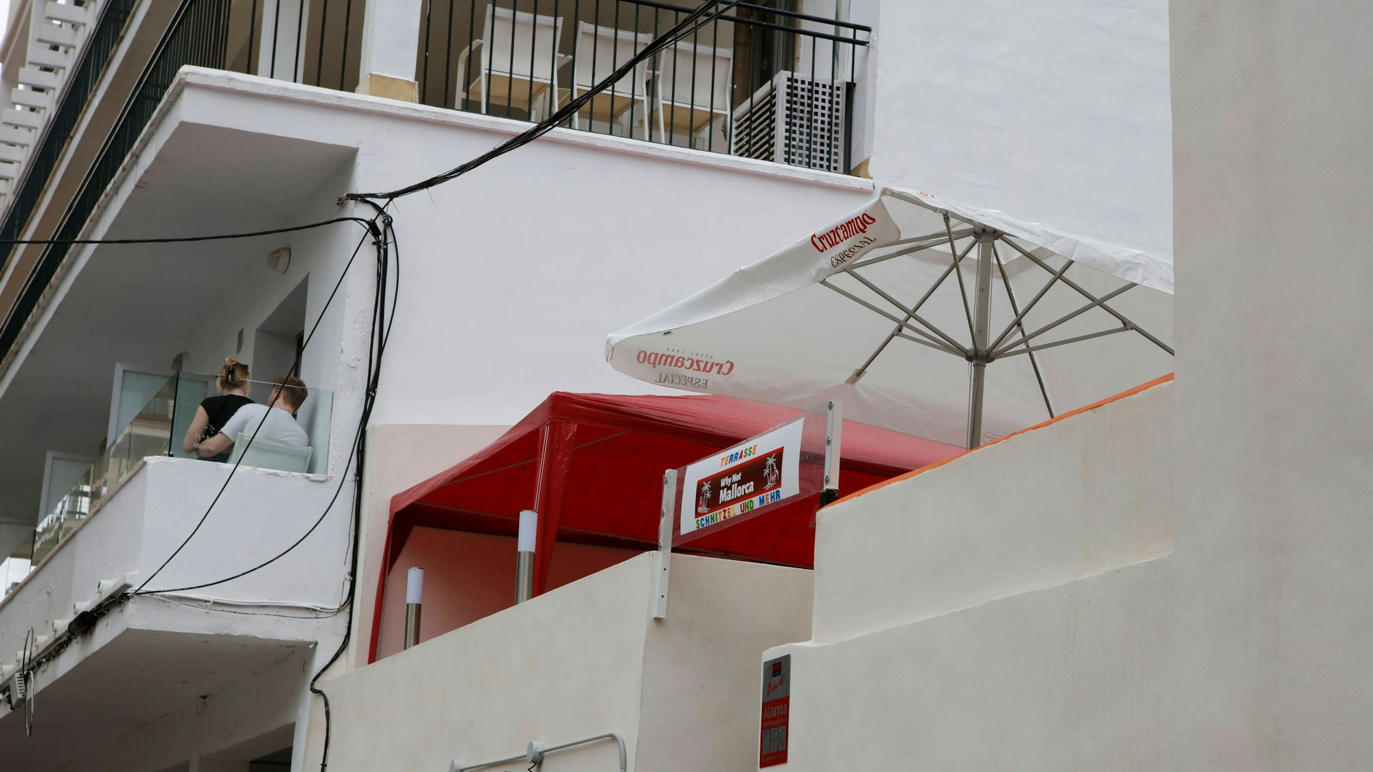 Die frisch renovierte Terrasse der Bar „Why not Mallorca“ der deutschen Besitzer Alice und Bernd Klotz.