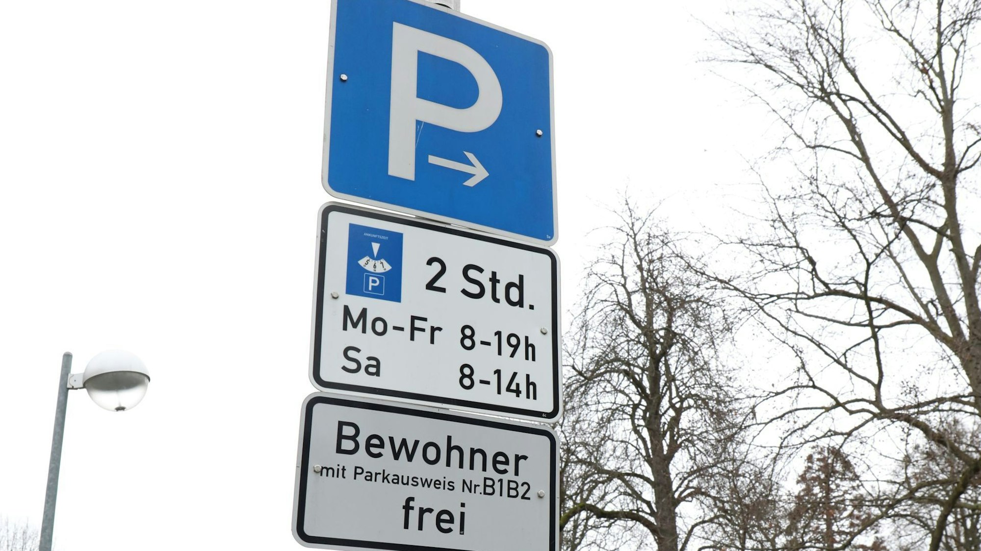Aufnahme von drei Verkehrsschildern mit Parkbezug