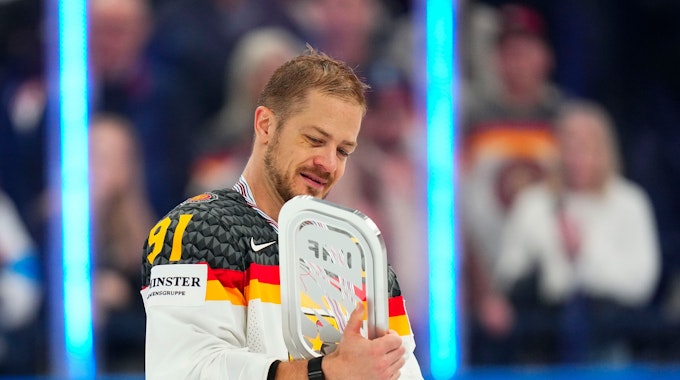Finale: Deutschlands Moritz Müller hält einen Pokal, nachdem sein Team die Silbermedaille gewonnen hat.