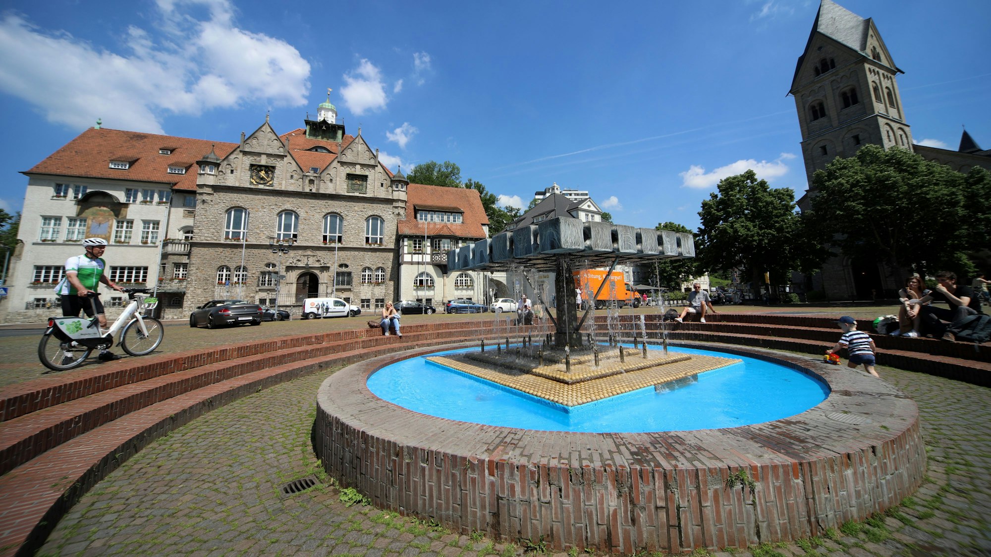 Bergisch Glddbach, Konrad-Adenauer-Platz, Waffeleisen-Brunnen, Rathaus, St. Laurentius, Wirtshaus am Bock