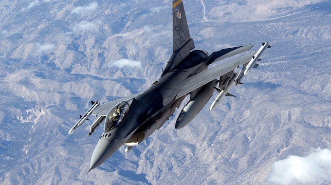 Ein F-16-Kampfjet der amerikanischen Luftwaffe. Am Sonntag fingen Jets dieses Typs ein Kleinflugzeug über der Flugverbotszone über der US-Hauptstadt Washington ab. (Archivbild)