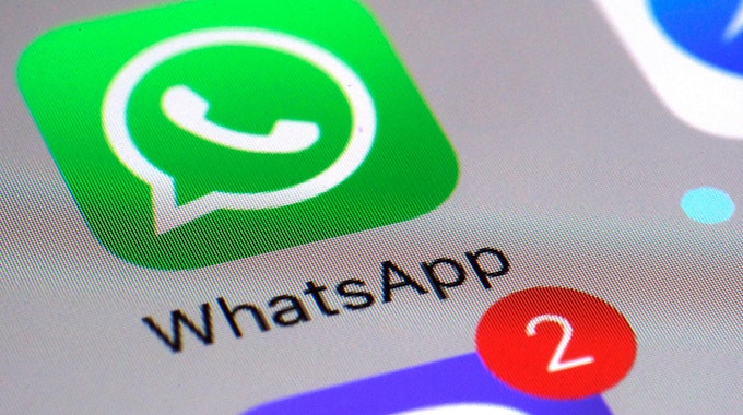 Das WhatsApp-Logo auf einem Smartphone-Bildschirm.