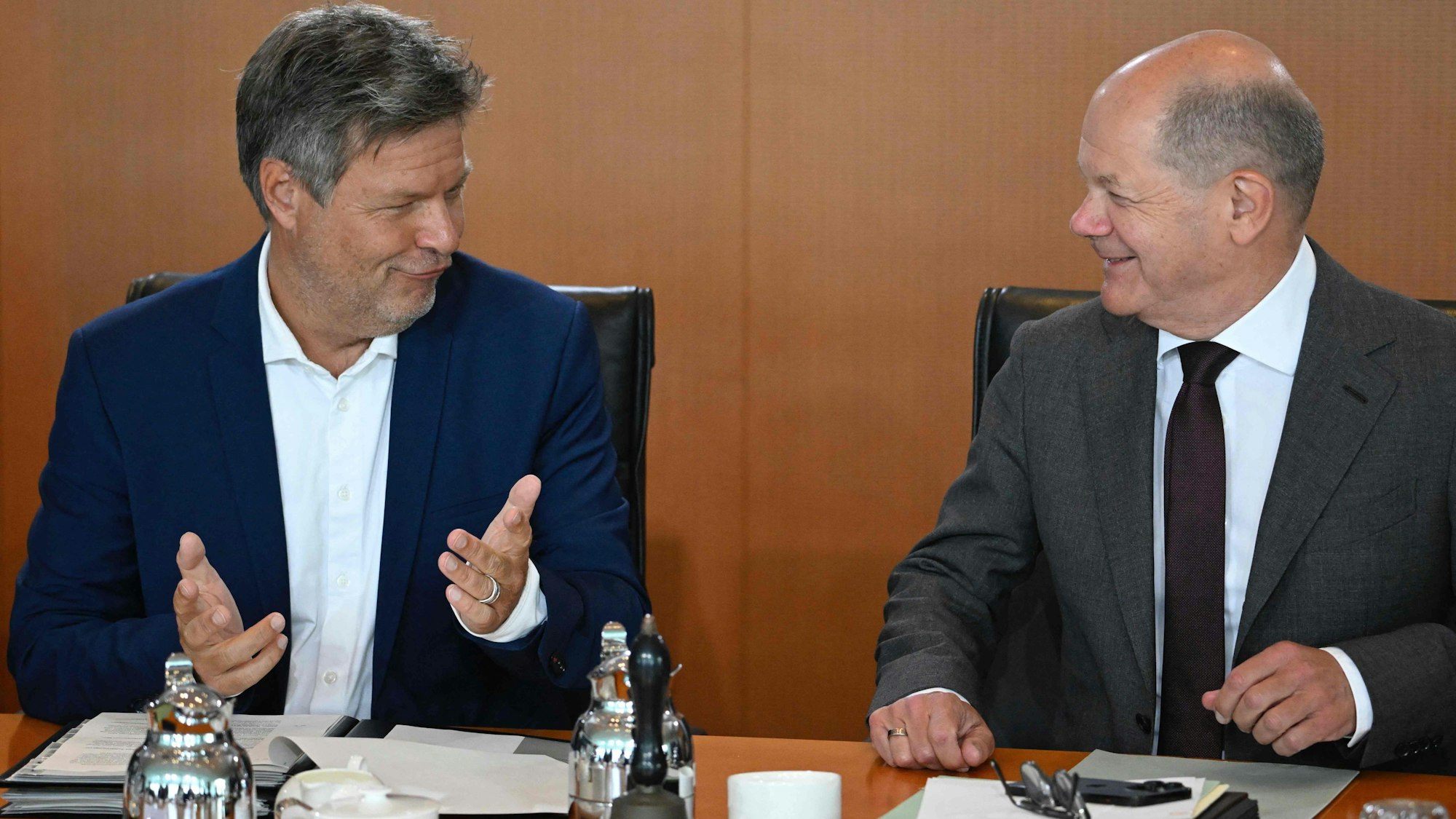 Vizekanzler Robert Habeck (Grüne, links) mit Bundeskanzler Olaf Scholz (SPD).
