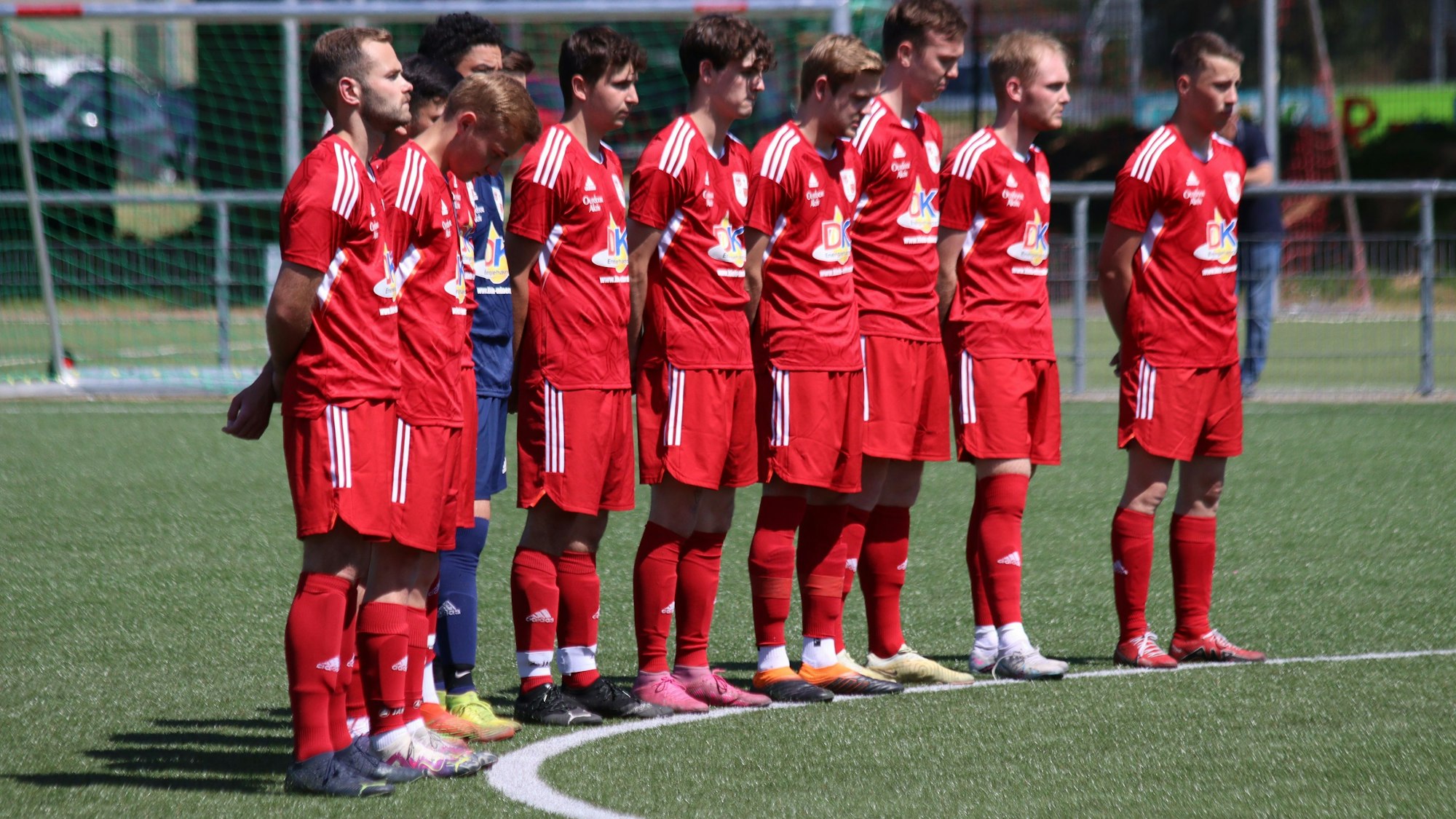 Die Spieler der SG Dahlem/Schmidtheim gedenken wie alle Mannschaften im Fußballkreis Euskirchen des getöteten Jugendfußballers.