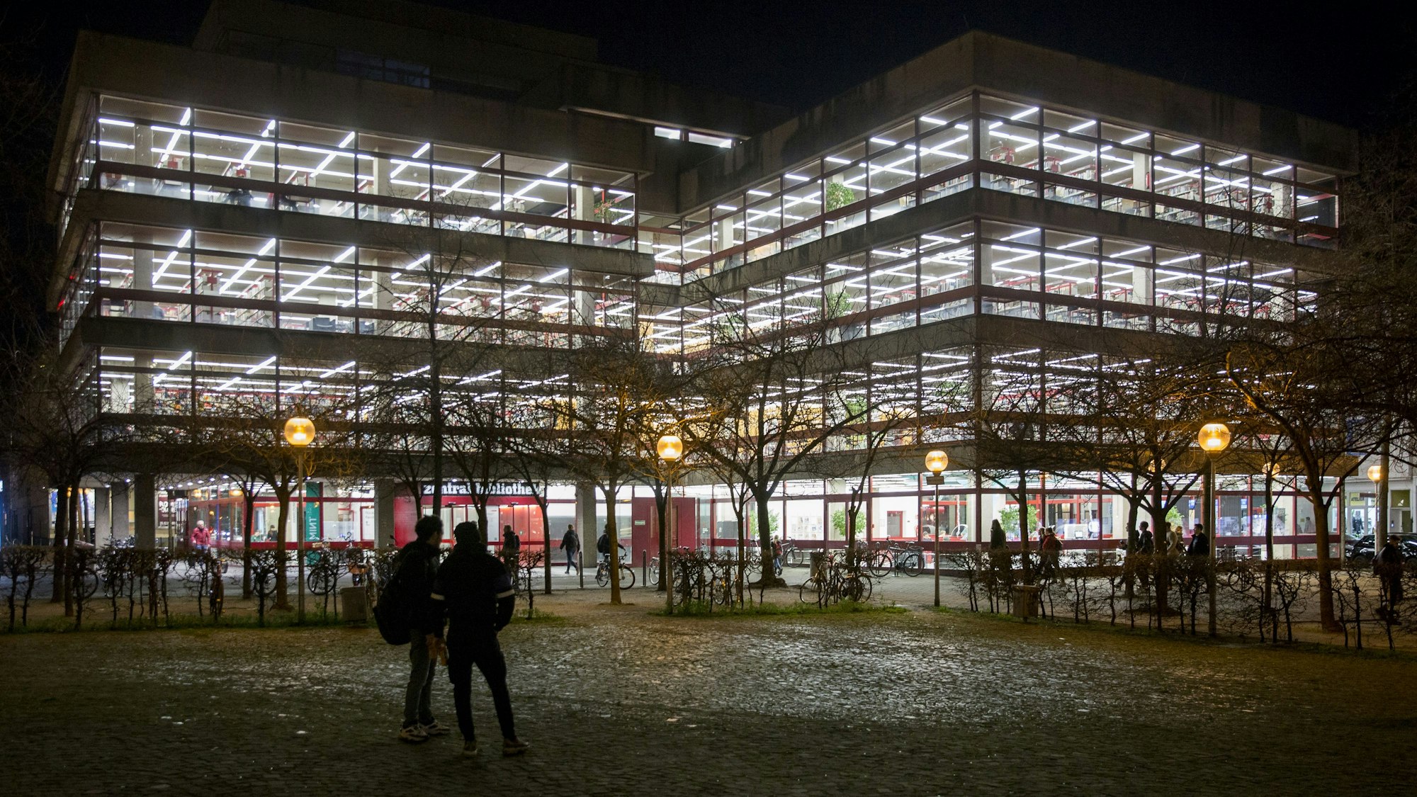 Außenansicht der beleuchteten Zentralbibliothek in der Nacht.
