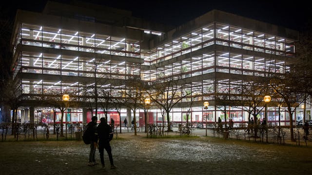 Außenansicht der beleuchteten Zentralbibliothek in der Nacht.