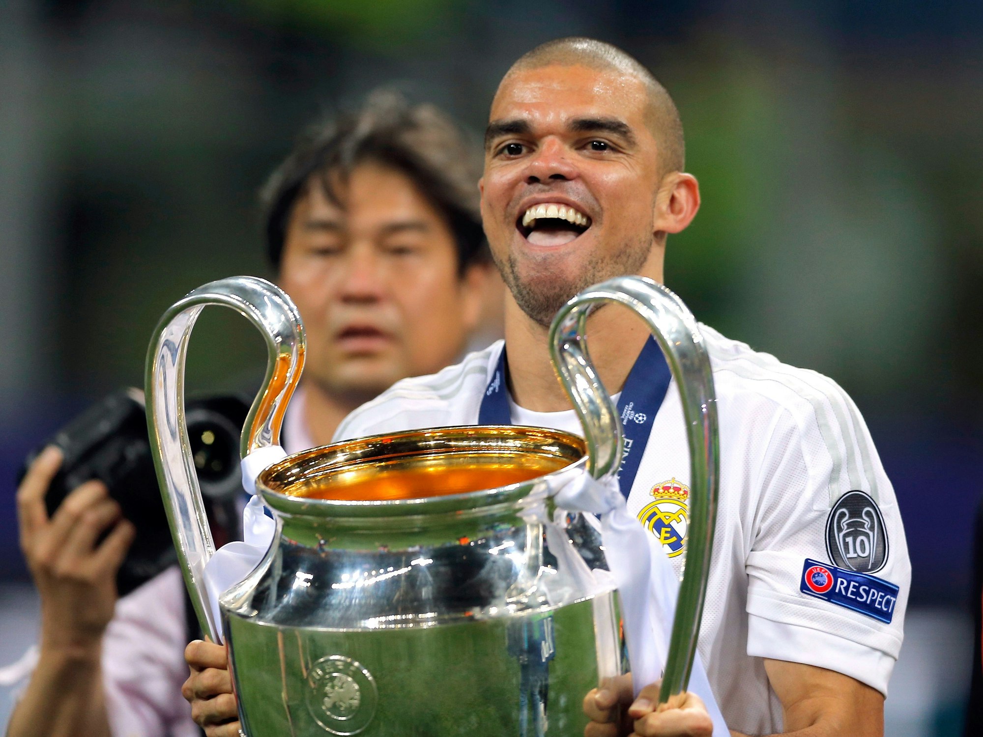 Pepe von Real Madrid beim Jubeln mit dem Pokal nach dem Sieg im Finale der UEFA Champions League gegen Atletico Madrid im Giuseppe-Meazza-Stadion in Mailand am 28. Mai 2016.