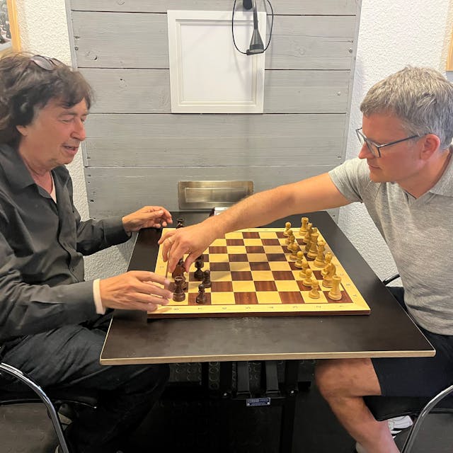 Jürgen Koch (l.), stellvertretender Leiter des Fördervereins, und Boris Maric, Spieler der ersten Mannschaft von dem Klub Kölner Schachfreunde, spielen Blitz-Schach.