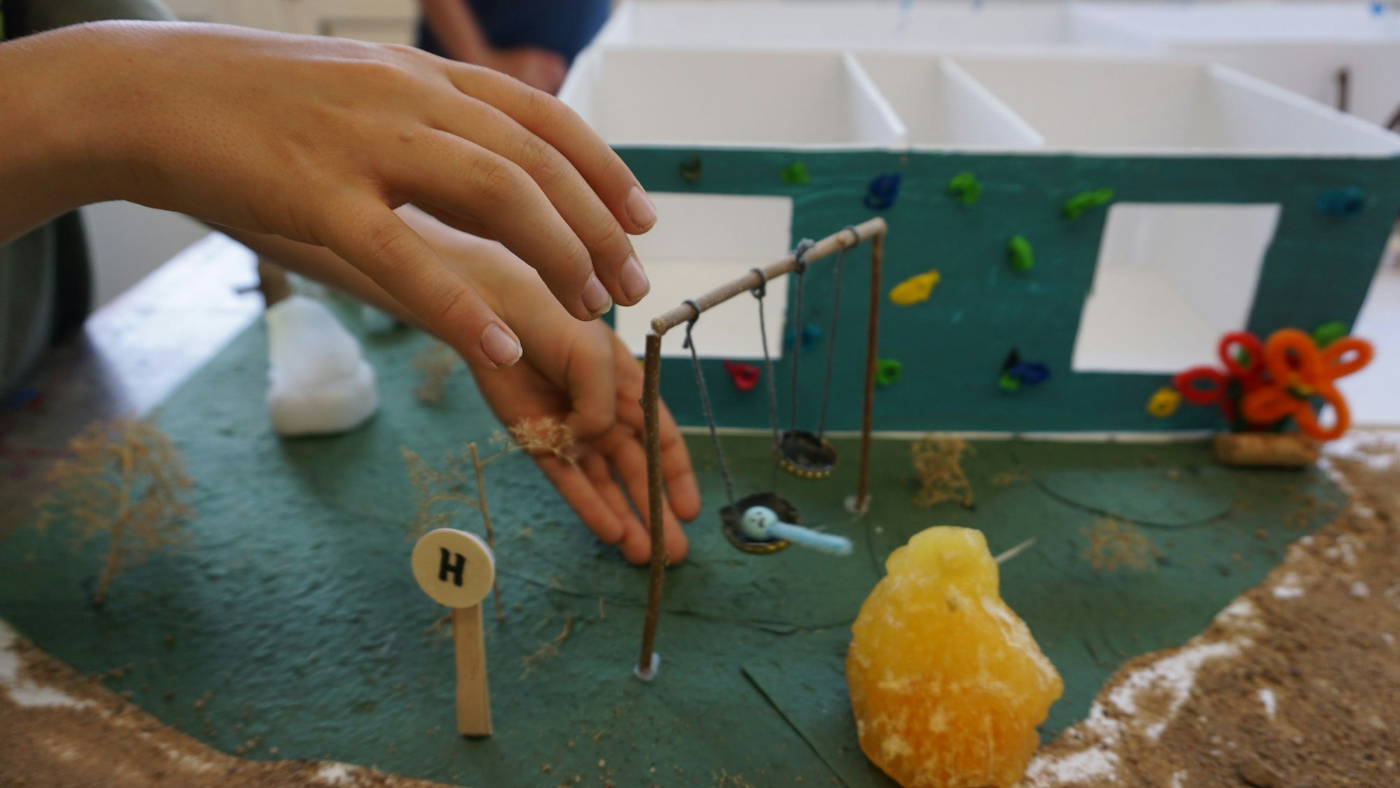Das Modell der Traumschule haben die Schüler aus Zülpich im Kunstunterricht gebaut. Unter anderem haben sie Pfeifenreiniger verwendet.