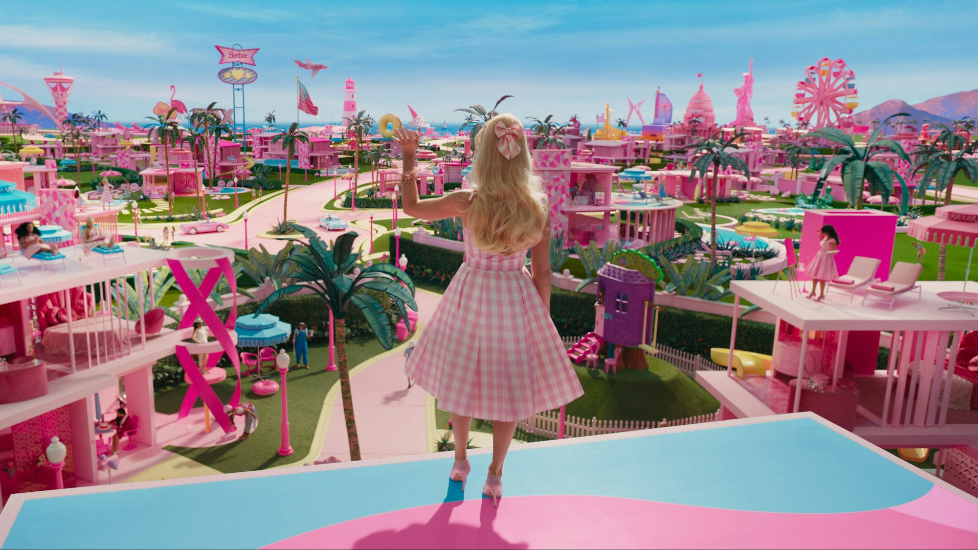 Szene aus dem „Barbie“-Film: Die Welt der beliebten Spielzeug-Puppe ist auch in dem Film in rosarot und pink getaucht.