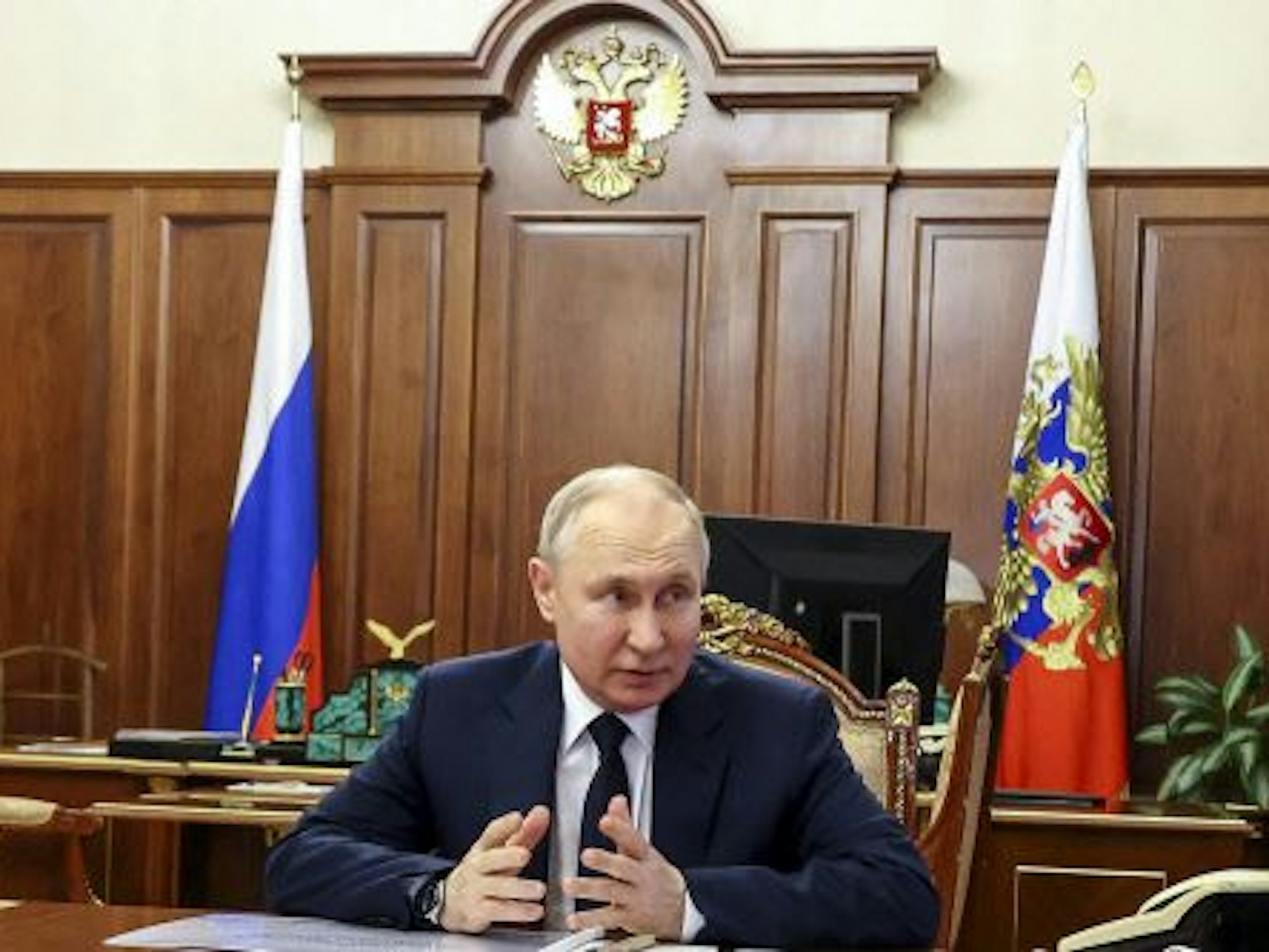 Der russische Präsident Wladimir Putin spricht während eines Treffens mit dem Vorstandsvorsitzenden der russischen Eisenbahnen Oleg Belozerow und dem russischen Verkehrsminister Witali Saweljew im Kreml in Moskau, hier im Juni 2023.