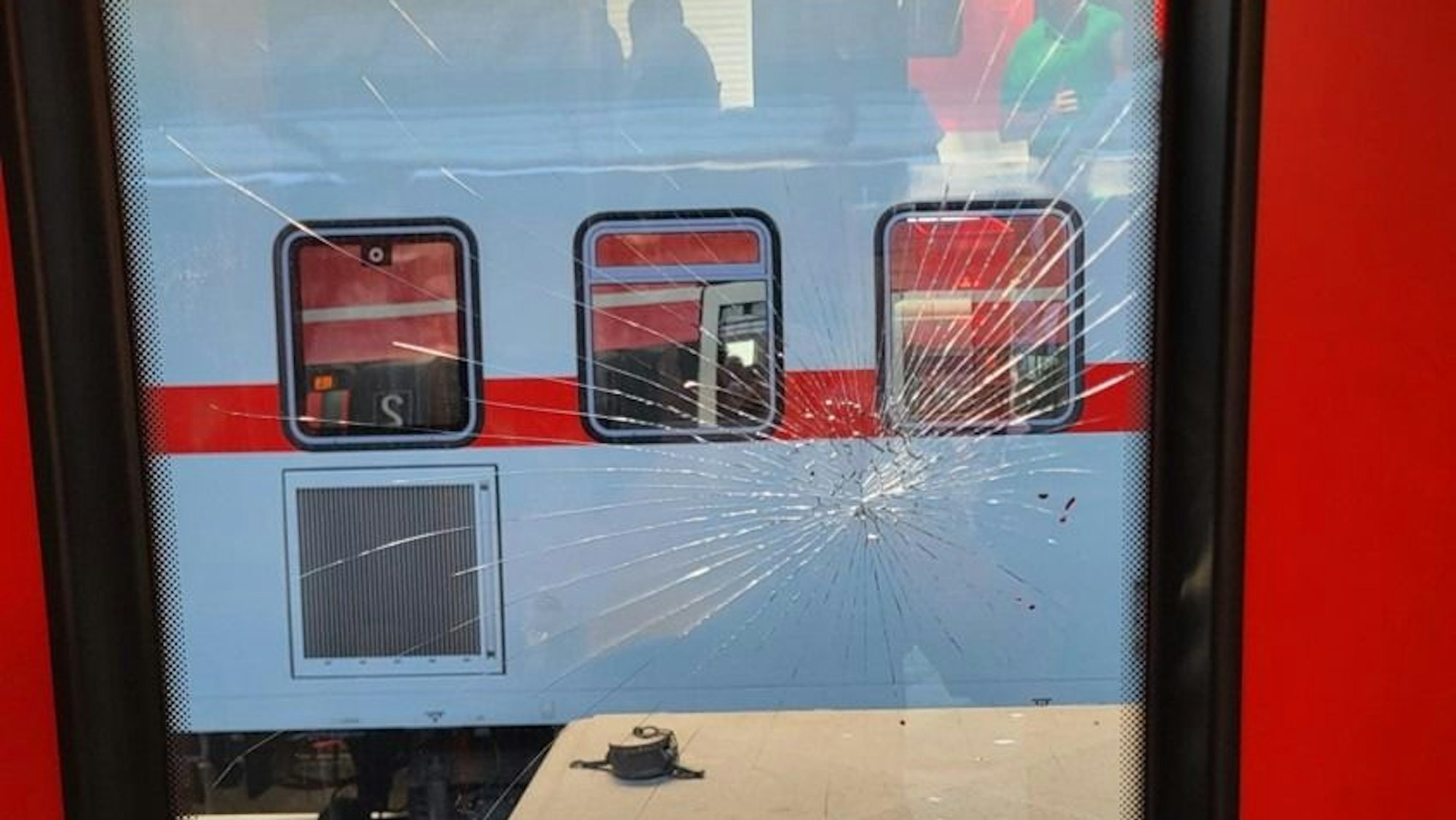 Die beschädigte Fenster-Tür eines Zugs der Deutschen Bahn