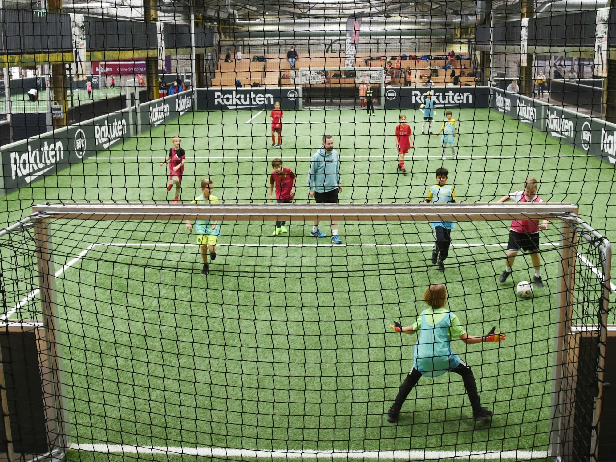 Junge Fußballer kicken in Poldi's Strassenkicker-Base.