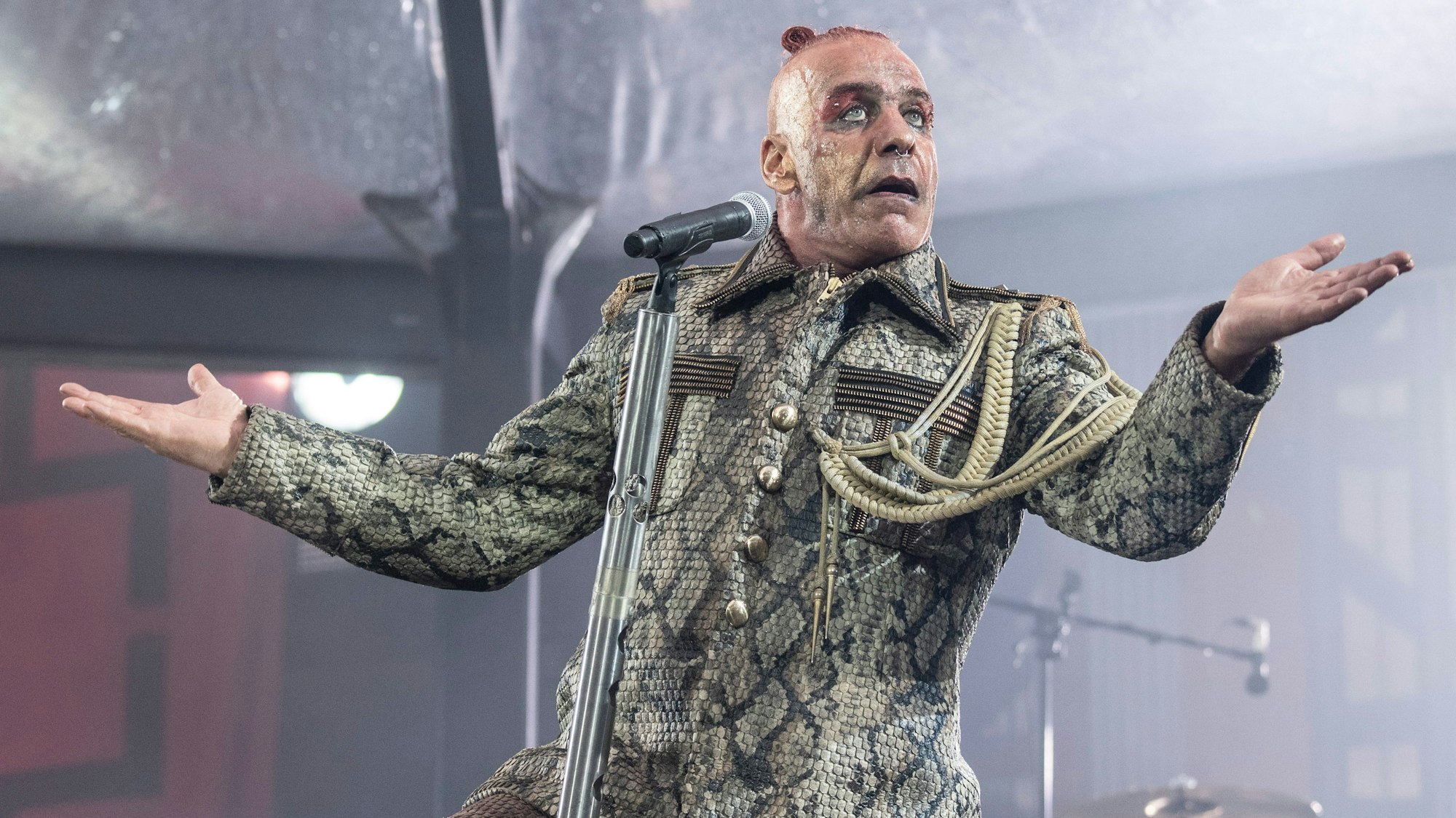 Till Lindemann, Frontsänger der deutschen Rockband Rammstein, singt in der Commerzbank-Arena. Die Band tritt hier im Rahmen ihrer «Europe Stadion Tour 2019» auf. (zu dpa: «Rammstein kündigt remastertes Debütalbum «Herzeleid» an») +++ dpa-Bildfunk +++