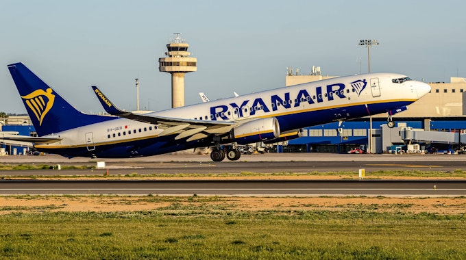 Eine Boeing 737 NG der Fluggesellschaft Ryanair beim Start auf dem Flughafen von Palma de Mallorca.