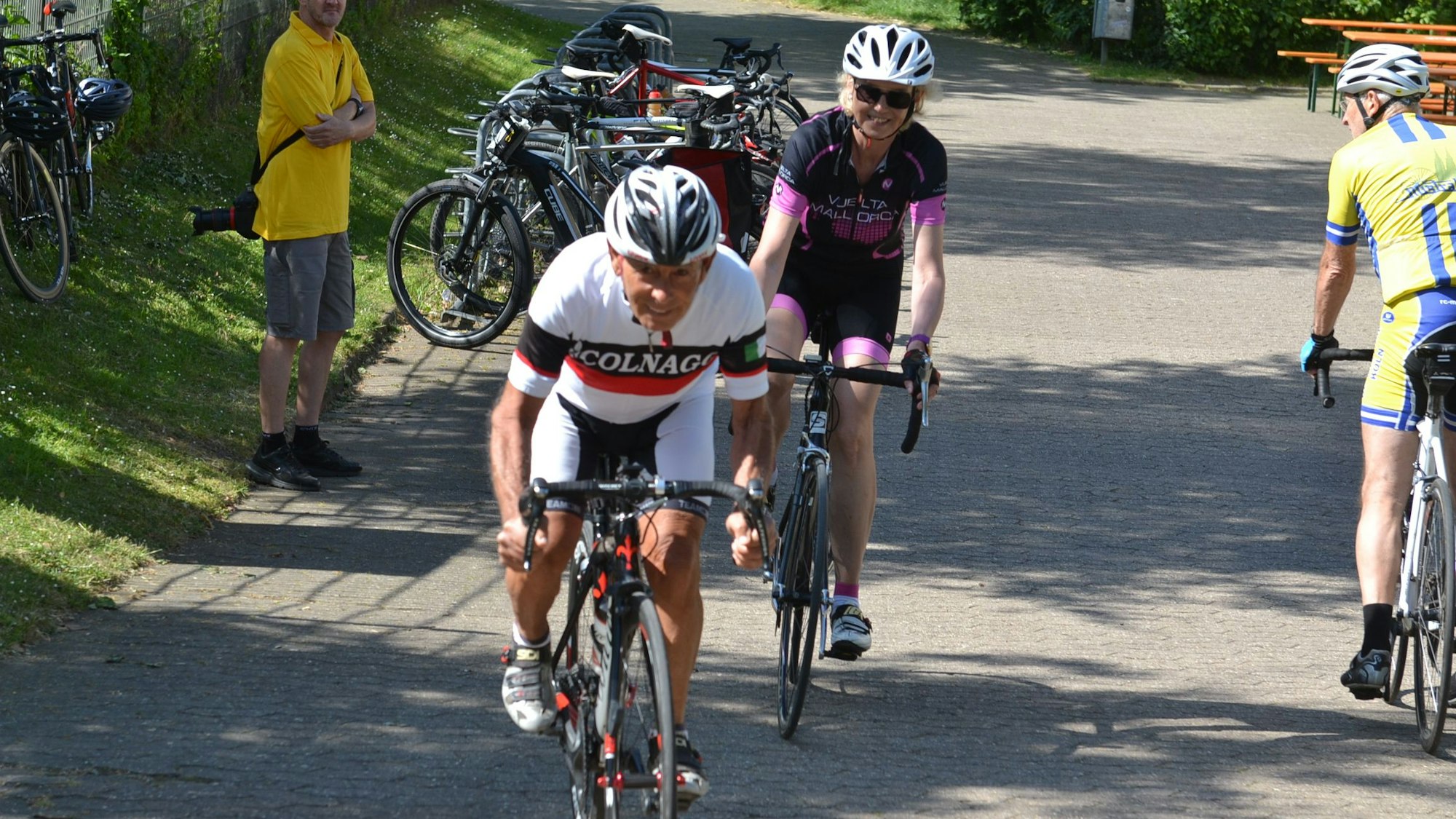Der Kölner Salvatore Carboni fährt den kleinen Anstieg an der Euskirchener Ohm-Mirgel-Halle mit seinem Rennrad hoch. Dabei wirkt er wesentlich angestrengter als er ist.
