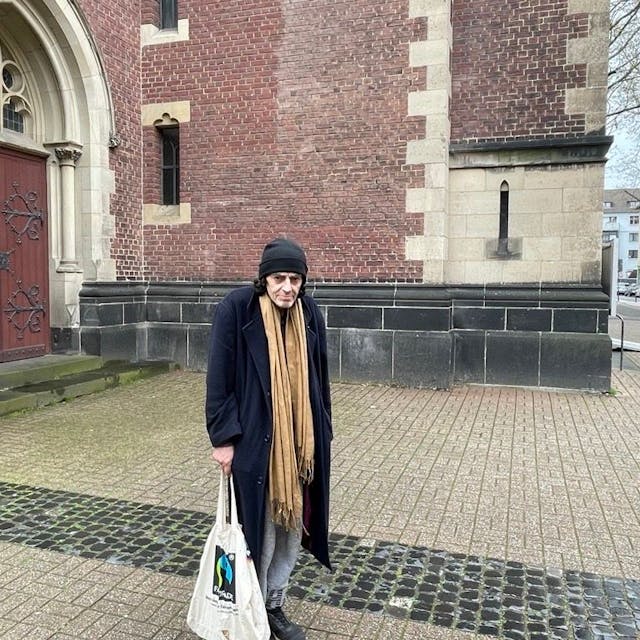 Der obdachlose Franceso hat gegen das Bettelverbot in Krefeld geklagt. Auf dem Bild mit Krefelder Ratsfrau der Linken, Julia Suermondt