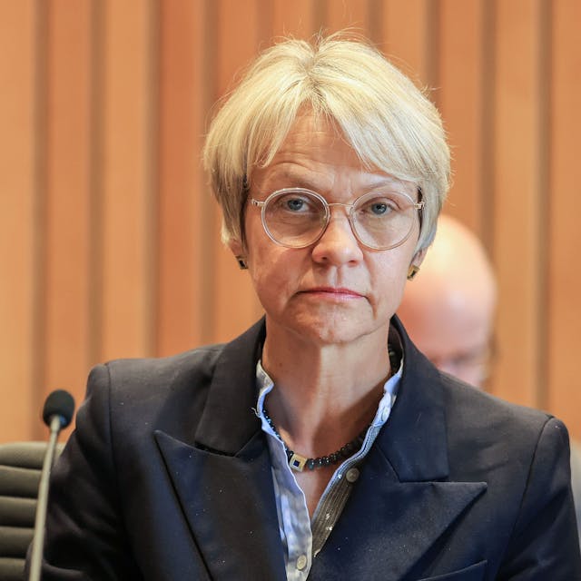 Dorothee Feller (CDU), Schulministerin, sitzt im Schulausschuss des Landtags in Nordrhein-Westfalen und schaut in die Kamera.