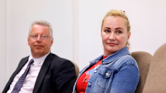 Die Angeklagte Elena K. mit ihrem Rechtsanwalt Markus Beisicht beim Prozess vor dem Kölner Amtsgericht.