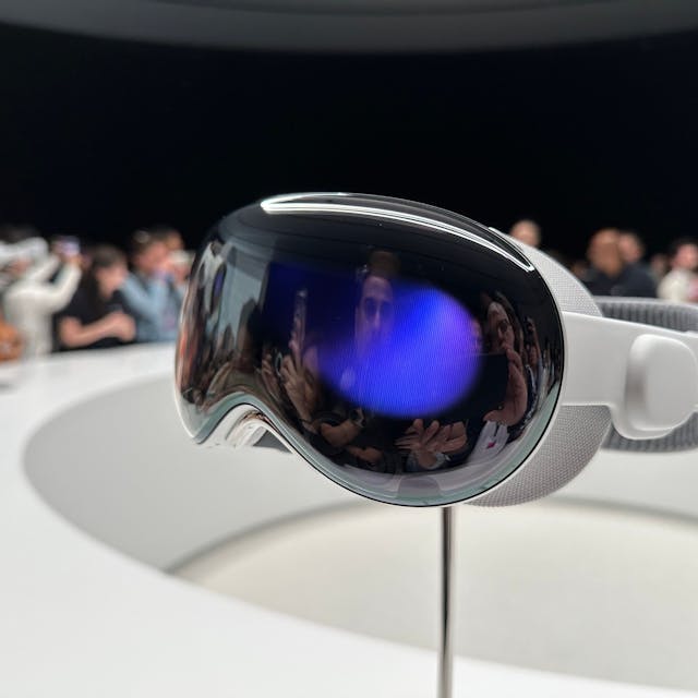 Medienvertreter und Blogger umlagern die Computerbrille Apple Vision Pro, die im Steve Jobs Theater auf dem Apple-Firmencampus in Cupertino ausgestellt wird. Das neuartige Headset war zuvor von Konzernchef Cook auf der Apple-Entwicklerkonferenz WWDC vorgestellt worden.