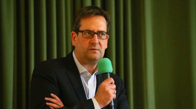 Der FDP-Bundestagsabgeordnete Markus Herbrand hält ein Mikrofon in der Hand. (Archivfoto)