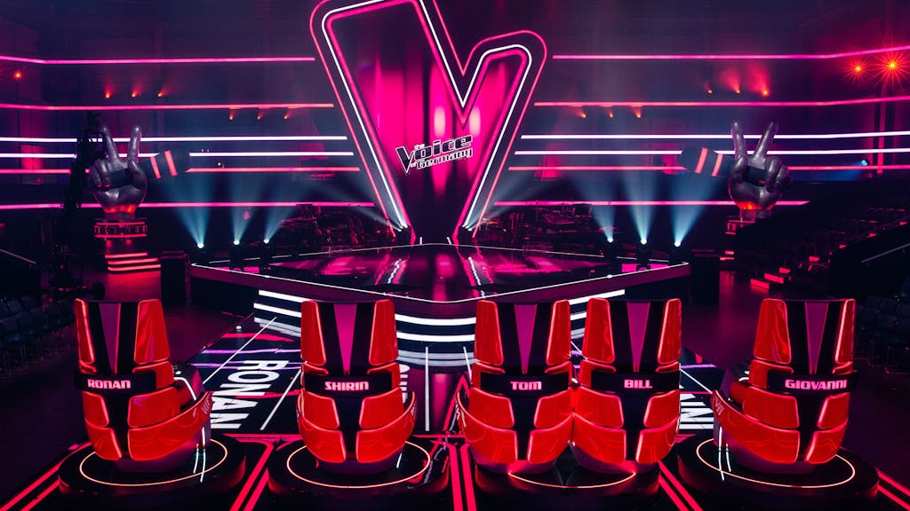 Die Vornamen der neuen Coaches von «The Voice of Germany» sind auf leuchtenden Stühlen in einem Studio zu sehen (undatierte Aufnahme).&nbsp;