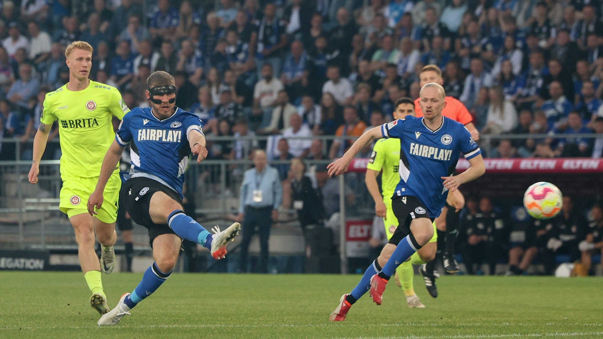 Bielefelds Fabian Klos trifft zum 1:0.